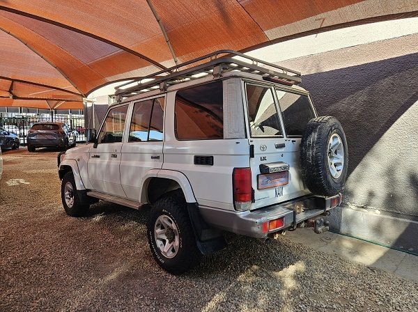 2010 Toyota Landcruiser 4.2 LX pictures