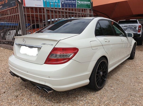 2010 Mercedes-Benz C63 AMG pictures