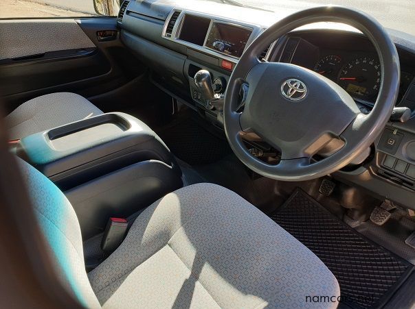2015 Toyota Quantum GL 10 Seater pictures