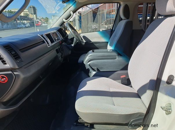 2015 Toyota Quantum GL 10 Seater pictures