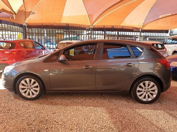 2011 Opel Astra 1.6 Essentia pictures