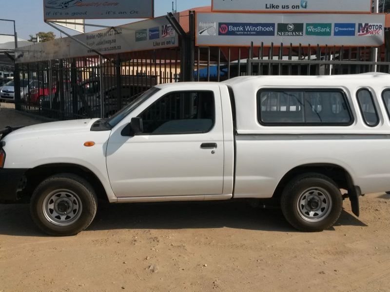 2012 Nissan NP300 pictures