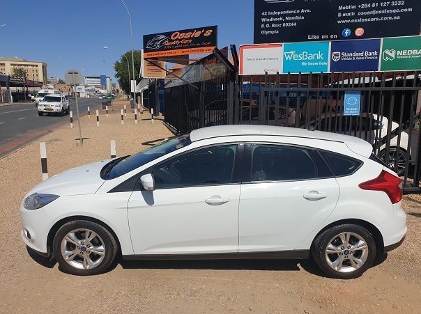 2012 Ford Focus 1.6i Trend pictures