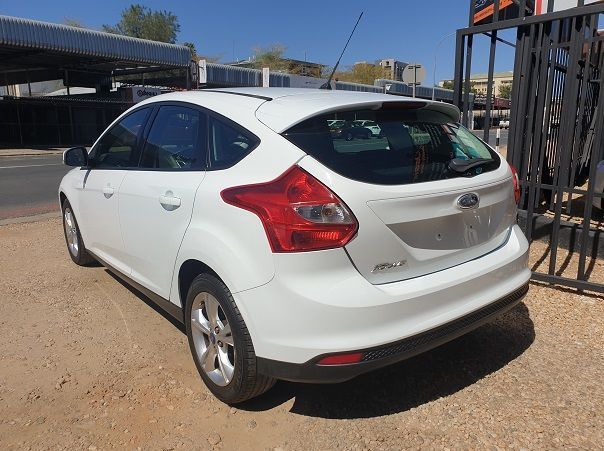 2012 Ford Focus 1.6i Trend pictures