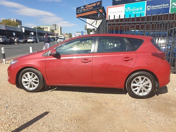 2014 Toyota Auris 1.6 Xi pictures