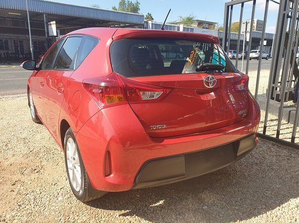 2014 Toyota Auris 1.6 Xi pictures