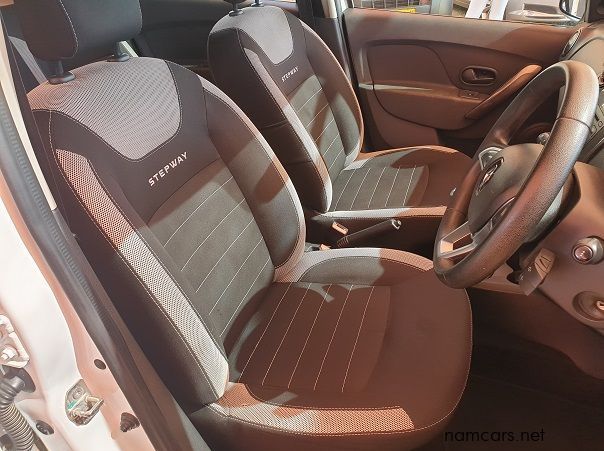 2017 Renault Sandero 900T Stepway pictures