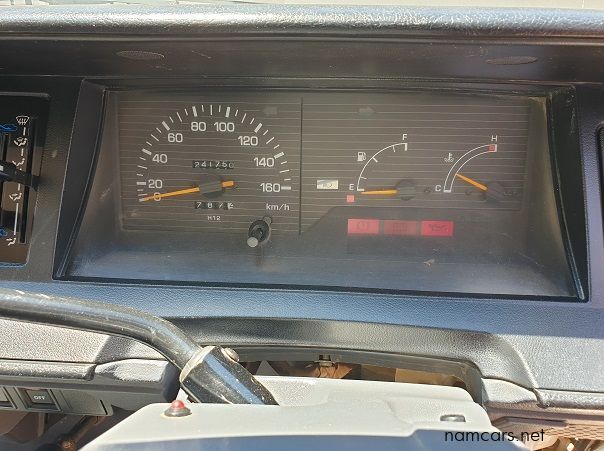 2002 Toyota HiAce pictures