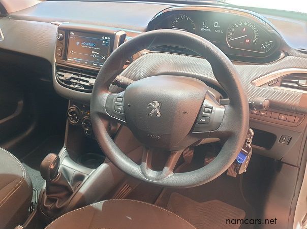 2018 Peugeot 208 Active Puretech pictures
