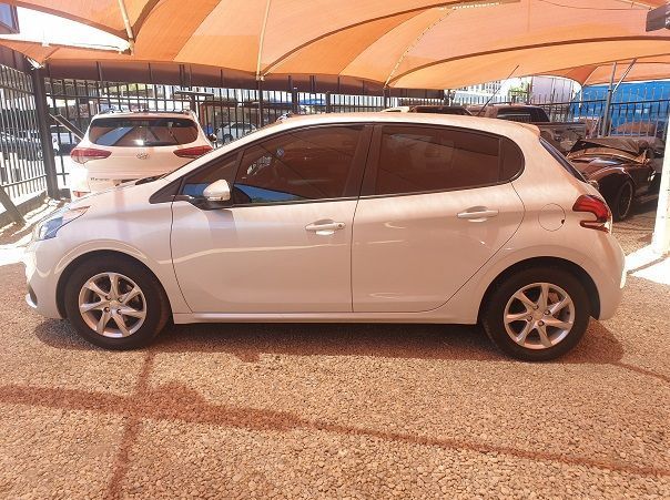 2018 Peugeot 208 Active Puretech pictures