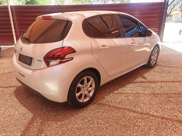 2018 Peugeot 208 Active Puretech pictures